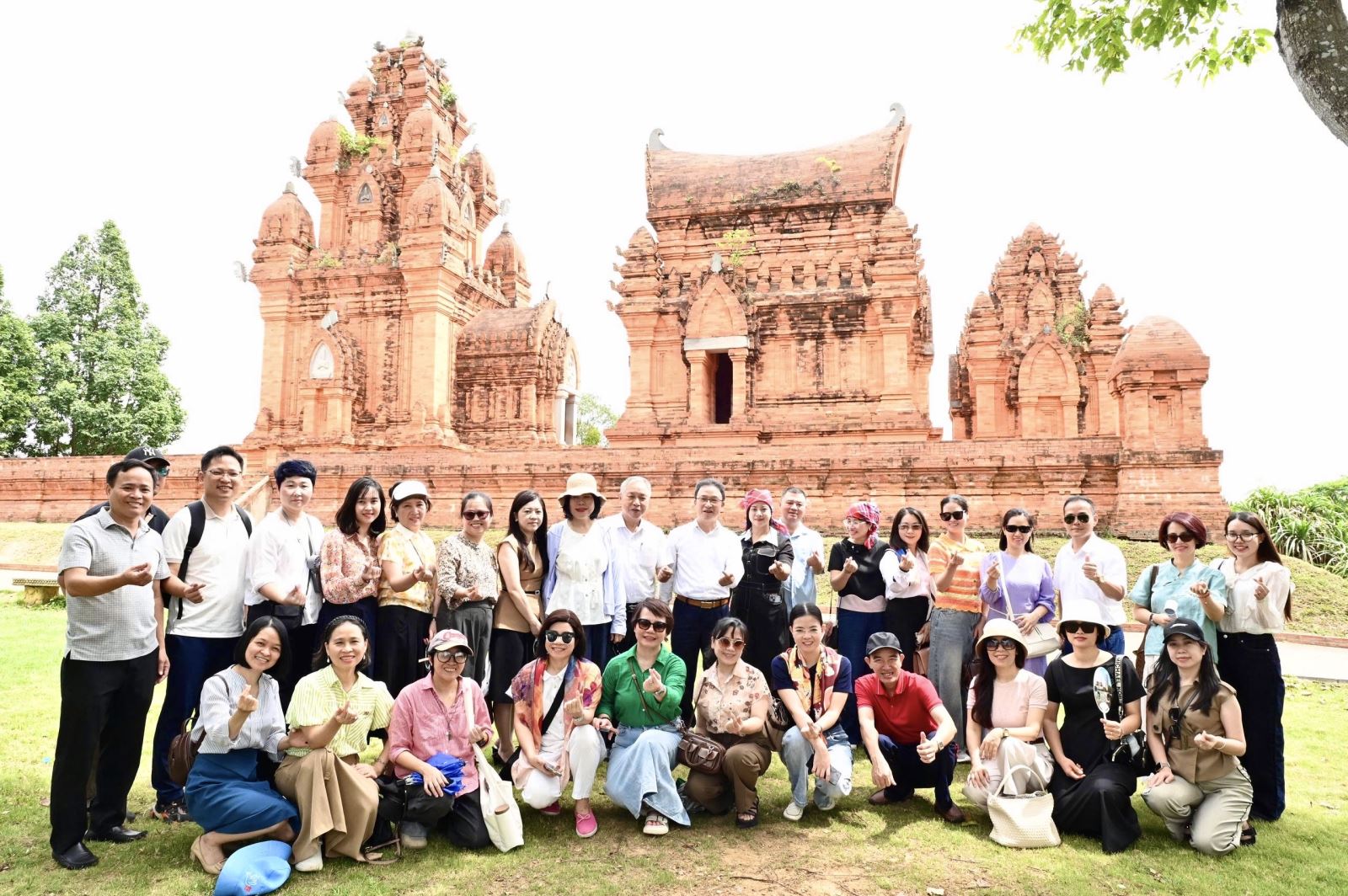 Khoảnh khắc các cán bộ, công chức, viên chức và người lao động của liên chi bộ tham gia buổi sinh hoạt chuyên đề đầy ý nghĩa tại Làng văn hóa các dân tộc Việt Nam (Đồng Mô, Sơn Tây, Hà Nội). Ảnh: Phạm Cường