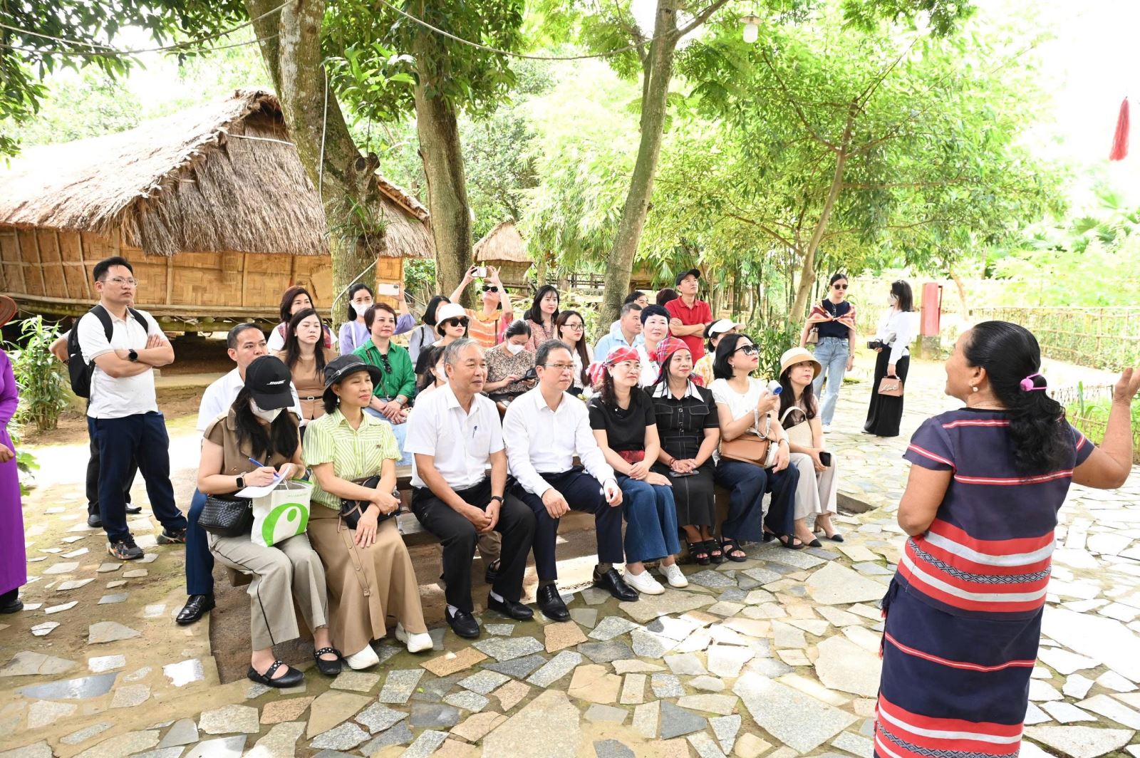 Trong khuôn khổ chương trình, đoàn đã đến thăm không gian văn hóa và có buổi gặp gỡ, giao lưu trực tiếp với đồng bào dân tộc Xơ Đăng (nhóm dân tộc đến từ vùng đất Tây Nguyên hùng vĩ). Tại đây, tập thể cán bộ, công chức, viên chức và người lao động của Liên chi bộ đã được lắng nghe nghệ nhân và bà con đồng bào chia sẻ về những truyền thống lịch sử vẻ vang, phong tục tập quán đặc sắc cũng như ý thức giữ gìn bản sắc văn hóa của người Xơ Đăng qua nhiều thế hệ. Ảnh: Phạm Cường.