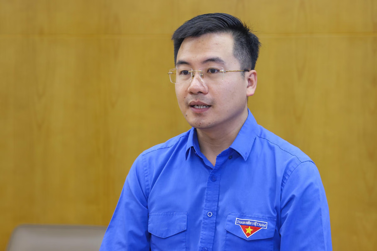 Ông Nguyễn Nhất Linh - Bí thư Đoàn TNCS Hồ Chí Minh MTTQ, các đoàn thể Trung ương báo cáo tình hình đại biểu Đoàn TNCS Hồ Chí Minh MTTQ, các đoàn thể Trung ương tham dự Đại hội. Ảnh: Quang Vinh.