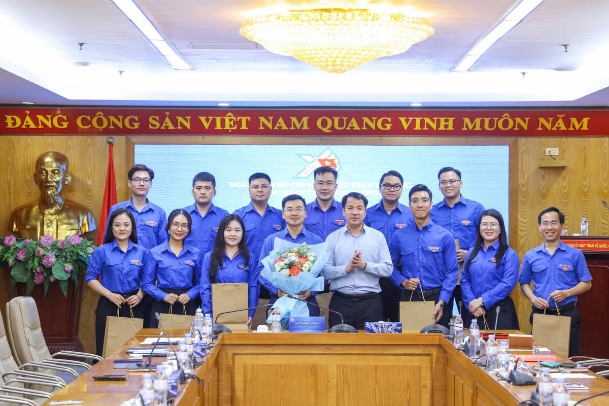 Phó Bí thư Đảng ủy MTTQ, các đoàn thể Trung ương Ngô Văn Cương tặng hoa chúc mừng Đoàn đại biểu tham dự Đại hội. Ảnh: Quang Vinh.
