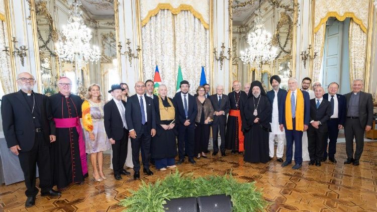 Tổng thống Ý Sergio Mattarella nhận hiệp ước được ký kết bởi các lãnh đạo tôn giáo, tại Phủ Tổng thống Quirinale, Roma, ngày 25.06.2026. (ANSA)