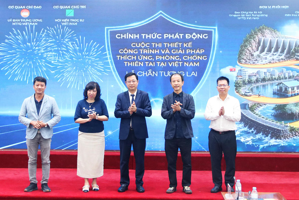 Phó Chủ tịch UBTƯ MTTQ Việt Nam Cao Xuân Thạo và các đại biểu thực hiện nghi thức phát động Cuộc thi "Thiết kế công trình và giải pháp thích ứng, phòng, chống thiên tai tại Việt Nam". Ảnh: Tiến Đạt.