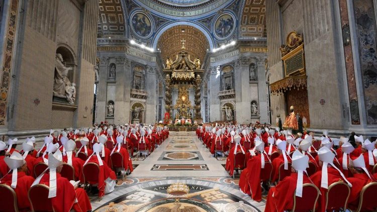 Đức Thánh Cha chủ sự Thánh lễ trao Dây Pallium cho các Đức Tân TGM (@Vatican Media)