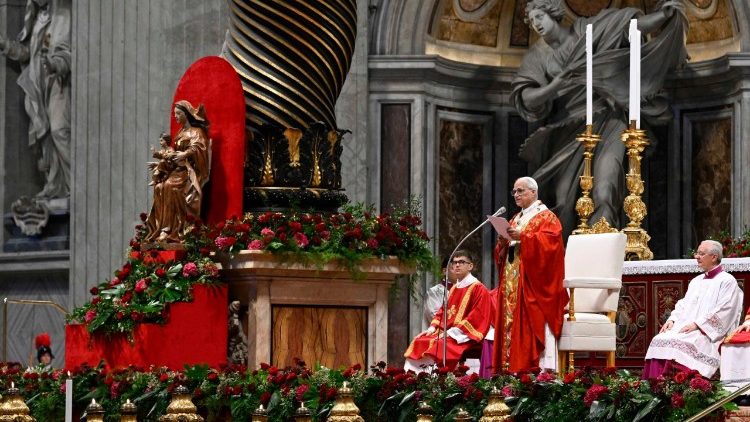 Đức Thánh Cha chủ sự Thánh lễ trao Dây Pallium cho các Đức Tân TGM (@Vatican Media)