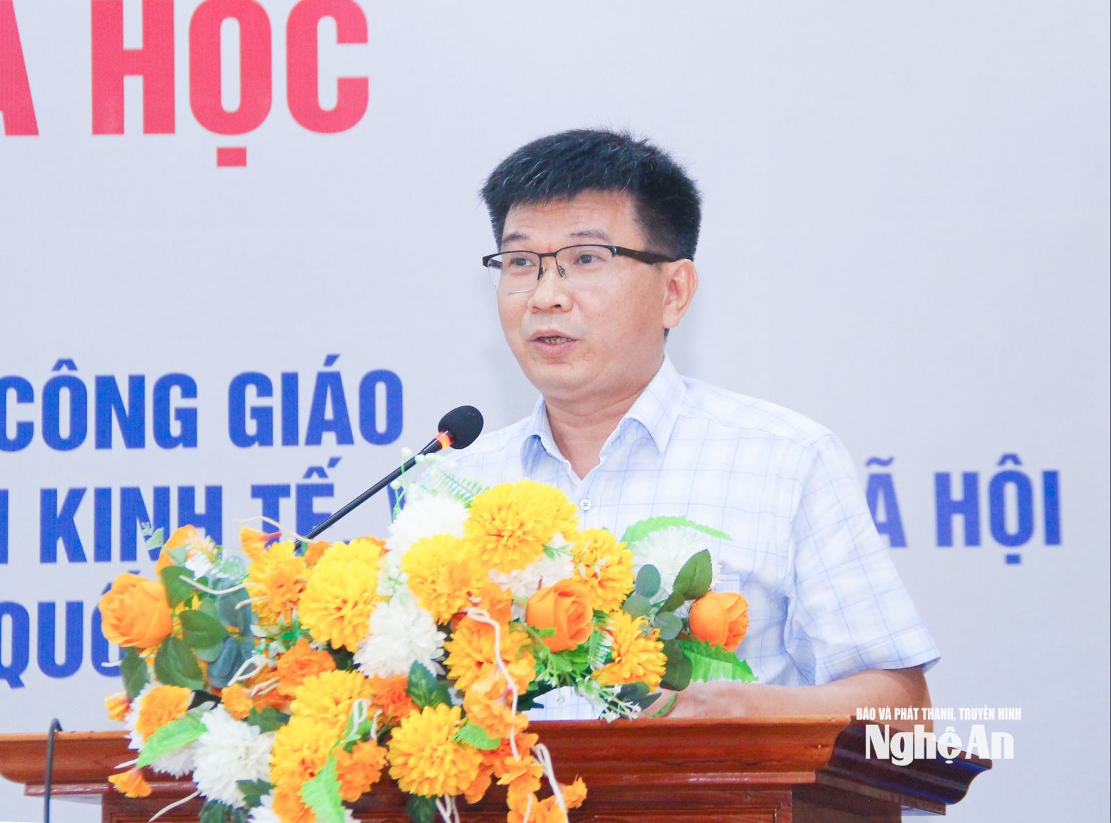 Đồng chí Lê Minh Khánh – Phó Vụ trưởng Vụ Dân tộc và Tôn giáo, Ban Tuyên giáo và Dân vận Trung ương tham luận nội dung: "Phát huy vai trò của đồng bào công giáo Bắc Trung Bộ trong công tác đối ngoại nhân dân góp phần phát triển kinh tế, văn hoá xã hội gắn với bảo đảm quốc phòng an ninh". Ảnh: Mai Hoa