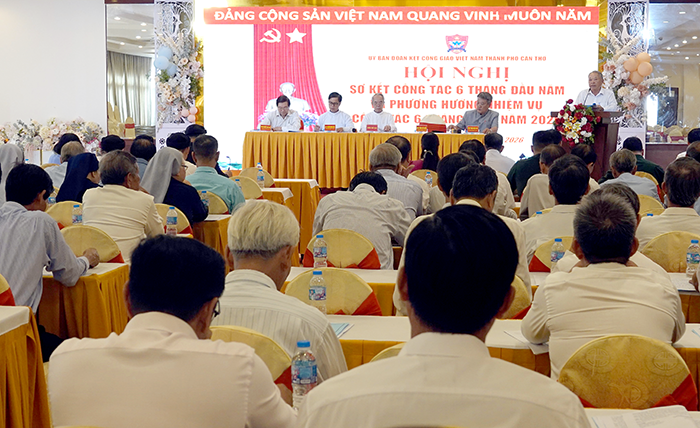 Ban Thường trực Ủy ban Ðoàn kết Công giáo Việt Nam TP Cần Thơ báo cáo hoạt động 6 tháng qua. Ảnh: NGỌC QUYÊN