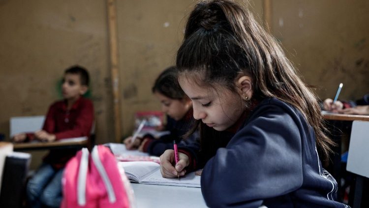 Các em học sinh tại Trường học của Giáo xứ Thánh Gia ở Gaza (AFP or licensors)