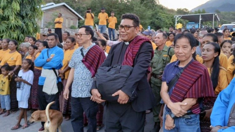 Cha Markus Solo Kewuta đem thánh tích của thánh Phêrô đến Đông Flores, Indonesia. 