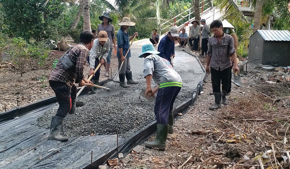 Giáo dân tham gia làm đường nông thôn