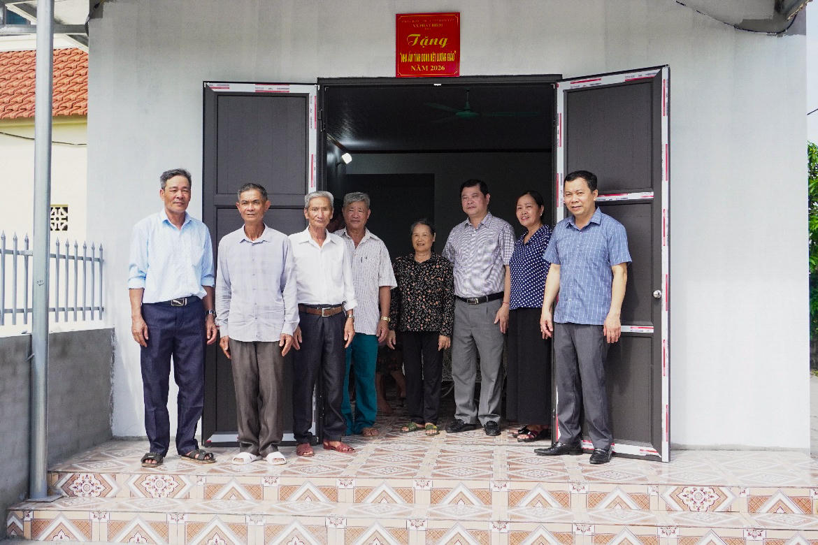 Bà Nguyễn Thị Quýt (đứng giữa) hạnh phúc trong ngôi nhà vừa được khánh thành cuối tháng 5/2026. Ảnh: Đình Minh.