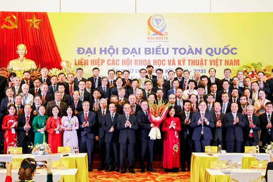 Bà Bùi Thị Minh Hoài - Ủy viên Bộ Chính trị, Bí thư Trung ương Đảng, Bí thư Đảng ủy MTTQ, các đoàn thể Trung ương, Chủ tịch Ủy ban Trung ương MTTQ Việt Nam chụp ảnh lưu niệm cùng Ban Chấp hành nhiệm kỳ 2026-2031