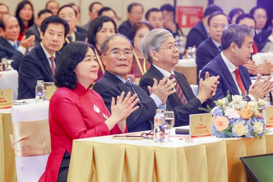  Bà Bùi Thị Minh Hoài - Ủy viên Bộ Chính trị, Bí thư Trung ương Đảng, Bí thư Đảng ủy MTTQ, các đoàn thể Trung ương, Chủ tịch Ủy ban Trung ương MTTQ Việt Nam cùng các đại biểu tham dự Đại hội