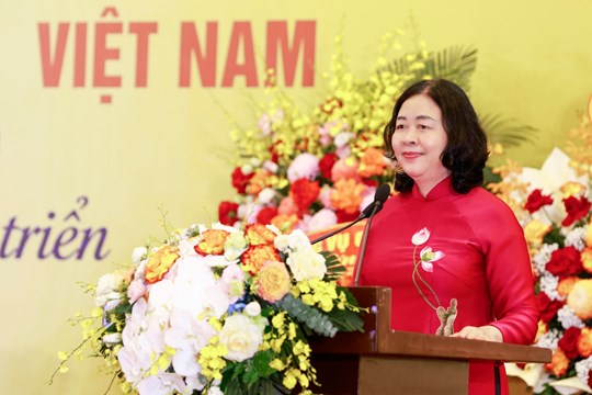 Bà Bùi Thị Minh Hoài - Ủy viên Bộ Chính trị, Bí thư Trung ương Đảng, Bí thư Đảng ủy MTTQ, các đoàn thể Trung ương, Chủ tịch Ủy ban Trung ương MTTQ Việt Nam phát biểu chỉ đạo tại Đại hội