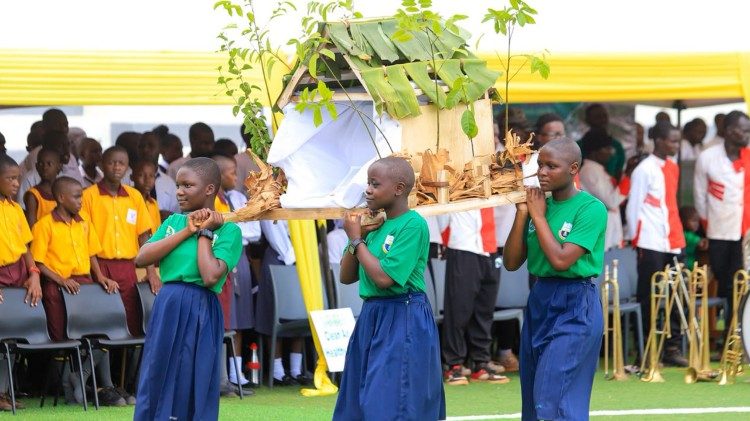 Diễu hành 'Đại hội Xanh' tại một trường học ở Jinja, Uganda, ngày 15.07.2026.