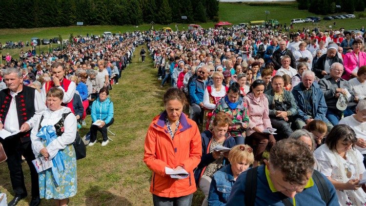 Các tín hữu từ Ba Lan, Cộng hòa Séc và Slovakia tham dự “Thánh lễ của Ba Dân tộc” tại biên giới Trójstyk, ngày 31.08.2026. (© Marek Pęcak)