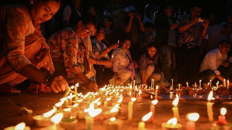 Người dân Nepal tưởng niệm các nạn nhân trận lũ lụt hôm 26/8/2026 (AFP or licensors)