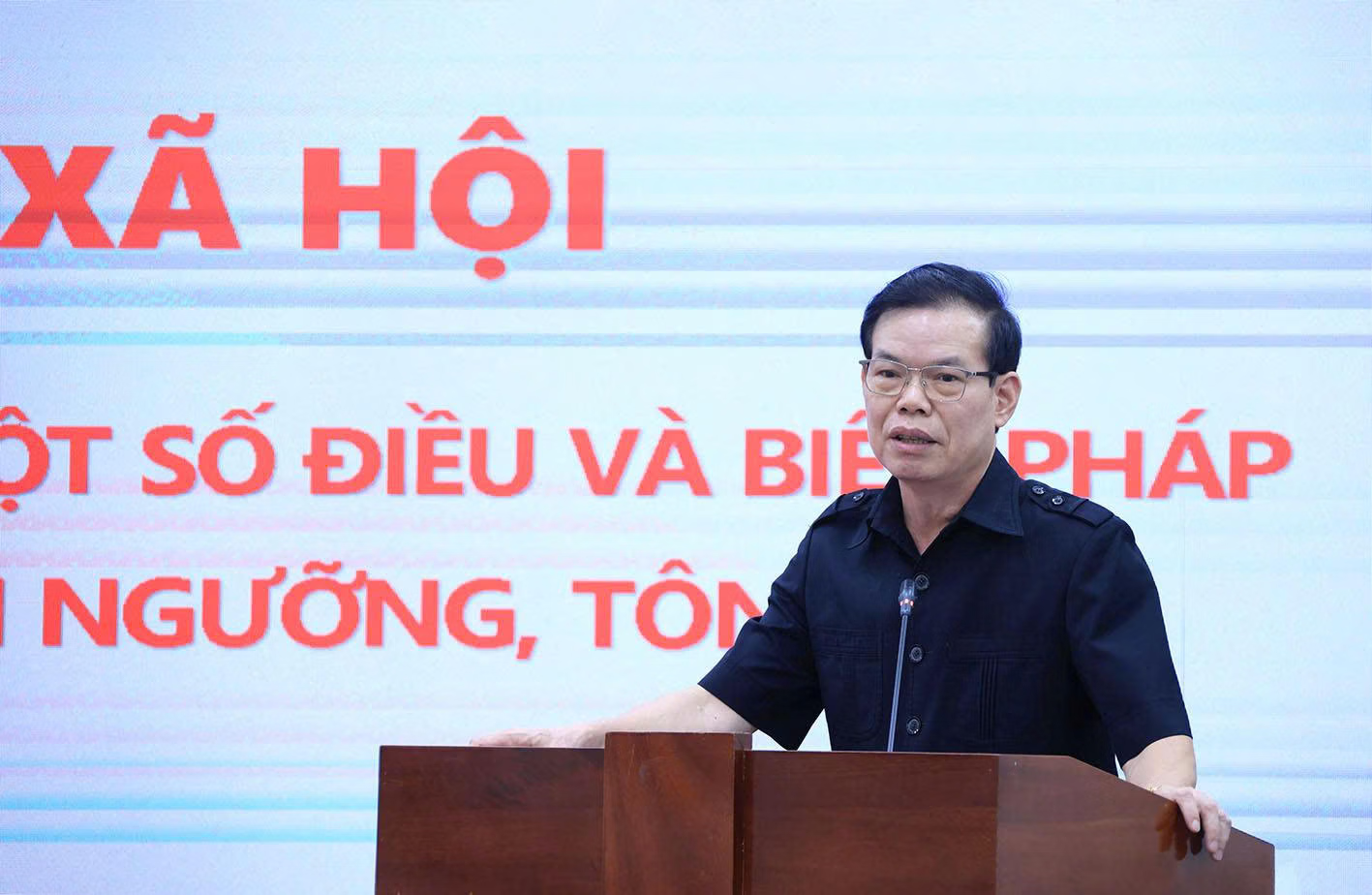 Ông Triệu Tài Vinh, Phó Bí thư Đảng ủy MTTQ, các đoàn thể Trung ương phát biểu tại hội nghị phản biện. Ảnh: PV