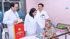 Chủ tịch Bùi Thị Minh Hoài thăm, tặng quà Trung thu cho các cháu thiếu nhi tại Bệnh viện Nhi Trung ương