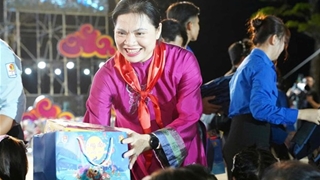 Phó Chủ tịch - Tổng Thư ký Hà Thị Nga tham dự Đêm hội trăng rằm “Lồng đèn thắp sáng ước mơ” tại Cần Thơ