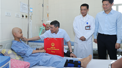 Thủ tướng trao quà của Tổng Bí thư, Chủ tịch nước Tô Lâm tặng các bệnh nhi ung thư