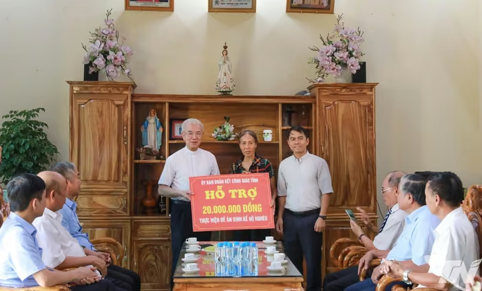 Cụm thi đua Ủy ban Đoàn kết Công giáo các tỉnh miền Bắc trao quà cho hộ giáo dân khó khăn tại Giáo xứ Đại Từ.
