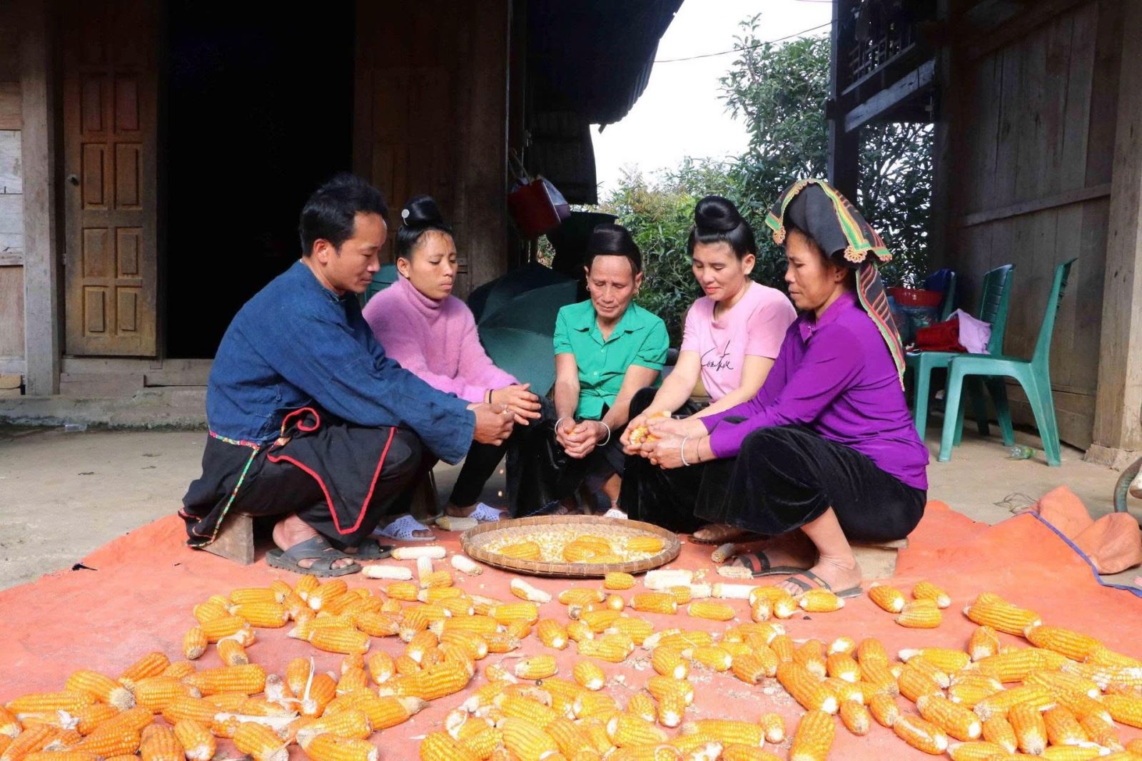 Đồng bào dân tộc thiểu số tỉnh Lai Châu cùng nhau tham gia phát triển kinh tế- xã hội.